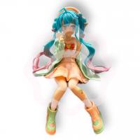 Фигурка «Мику Хатсуне» сидит с письмом